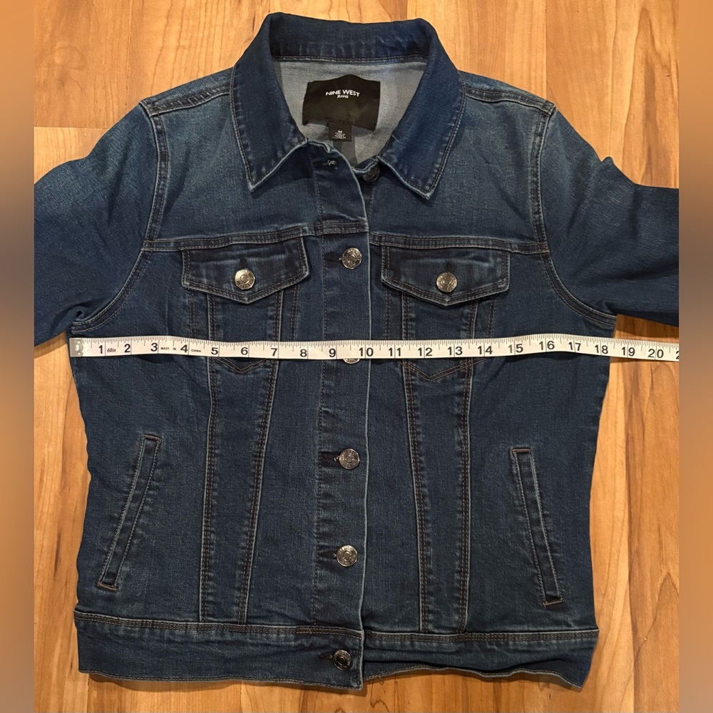 Like New, Nine West Dark Wash Fitted Jean Jacket, Breast Pockets, Size Junior M - Picture 7 of 8
